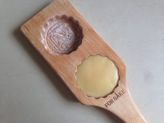 21、广式榴莲绿豆月,放入法焙客的木质月饼模具里,压平