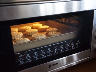 23、广式榴莲绿豆月,放入已经预热好190度的东菱K40C烤箱倒数第二层,烤5分钟定型