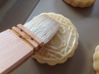 24、广式榴莲绿豆月,取出晾几分钟,在月饼表面刷薄薄一层蛋黄水