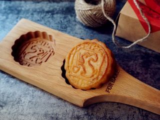 25、广式榴莲绿豆月,继续烘烤15分钟左右。晾凉后装入密封盒里,回油两天后再品尝