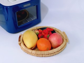 1、自制零添加水果干,准备食材及水果。