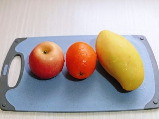 2、自制零添加水果干,首先将水果清洗干净,水果种类可以根据自己喜欢。