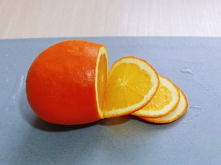 4、自制零添加水果干,水果切片,如果有工具更好啦!用刀切一定要锋利的刀,尽量切薄一点。