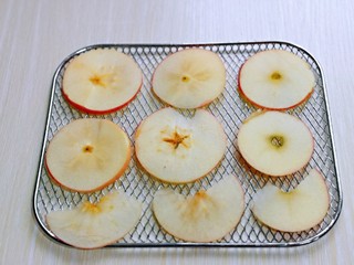 6、自制零添加水果干,苹果同样切片放网上。(可以用盐水浸泡5分钟避免氧化变色)