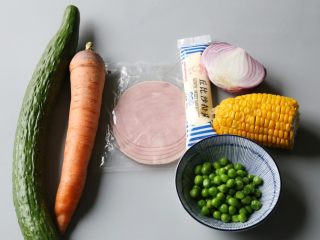 1、日式土豆沙拉,准备好所需要的配菜。