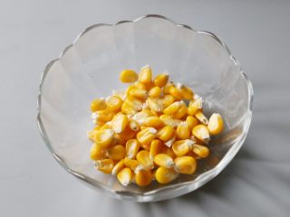 3、日式土豆沙拉,玉米掰下来备用。