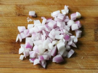 4、日式土豆沙拉,洋葱切丁。