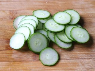 6、日式土豆沙拉,黄瓜切薄片。