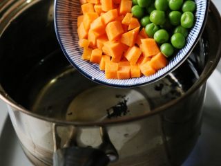 8、日式土豆沙拉,除黄瓜外的青豆、胡萝卜、洋葱、玉米倒入水中，大火烧开，焯烫一会。