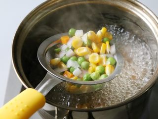 9、日式土豆沙拉,食材烫软烫熟后，捞起沥干水分备用。