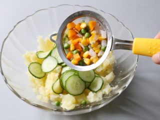 14、日式土豆沙拉,依次在土豆泥中放入黄瓜、焯烫后的蔬菜。