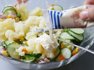 16、日式土豆沙拉,放入沙拉酱，并搅拌均匀。