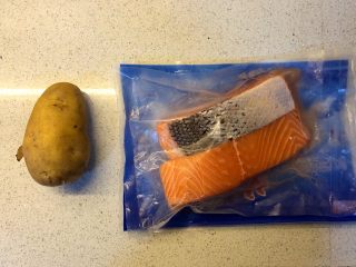 1、三文鱼派,准备食材。