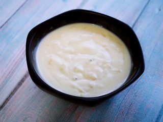 3、三文鱼派,准备白汁（参阅以前菜谱）