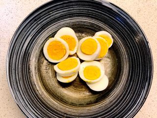 4、三文鱼派,鸡蛋煮熟，剥壳切片。