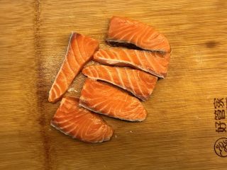 5、三文鱼派,三文鱼切块。