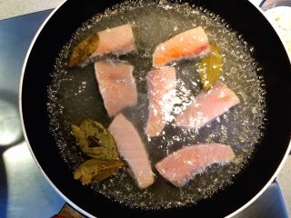 7、三文鱼派,放入三文鱼焯水，捞起滤干。