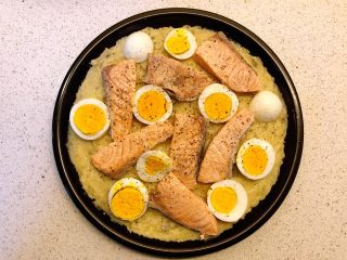 9、三文鱼派,再均匀铺上三文鱼片和鸡蛋片，撒适量盐和胡椒粉。