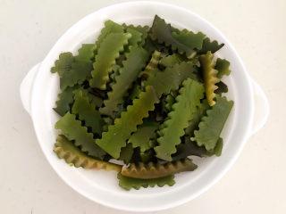 2、海带筒骨汤,把海带根切成小条
