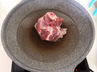 6、海带筒骨汤,筒骨冷水下锅,水开后焯水5分钟