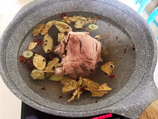 9、海带筒骨汤,加入温水,加入筒骨