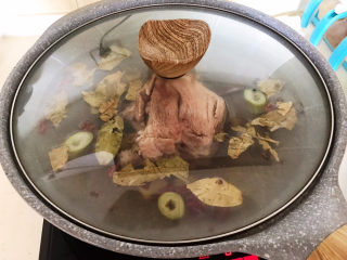 11、海带筒骨汤,大火烧开后小火慢煲30分钟