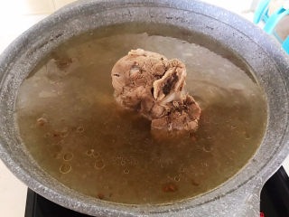 12、海带筒骨汤,筒骨煮好了