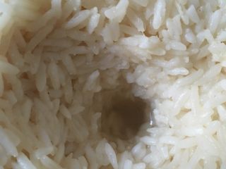 1、米酒鸡蛋小圆子#健康美颜餐#,起锅烧水，这时候准备水淀粉及其它