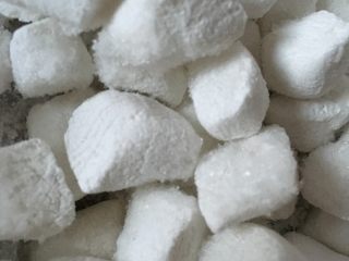 2、米酒鸡蛋小圆子#健康美颜餐#,实心小圆子，糯米粉做的，平时多做点，放冰箱待用，不是很圆啊????