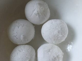 3、米酒鸡蛋小圆子#健康美颜餐#,可以放几个芝麻汤圆，看你的口味了，但这是高糖！想瘦身的朋友最好不放！