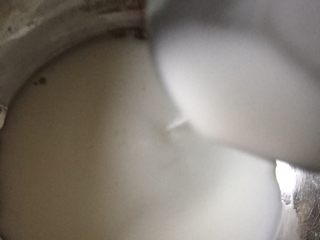 4、米酒鸡蛋小圆子#健康美颜餐#,准备好的淀粉加入少量水和匀待用