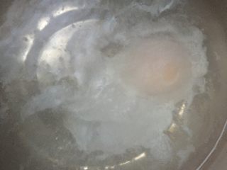 5、米酒鸡蛋小圆子#健康美颜餐#,水开啦，鲜打个荷包蛋！