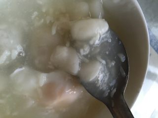 6、米酒鸡蛋小圆子#健康美颜餐#,陆续加入米酒小圆子，等小圆子漂起，就可以把水淀粉倒入锅中搅拌均匀，再煮沸就关火出锅啦！