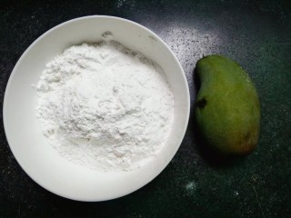 1、水果汤圆,食材准备好：糯米粉，芒果