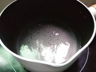 2、水果汤圆,奶锅里的水烧开