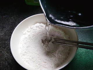 3、水果汤圆,水开后倒入糯米粉里（一次性不要加太多的开水哦）