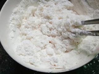 4、水果汤圆,用筷子快速搅散