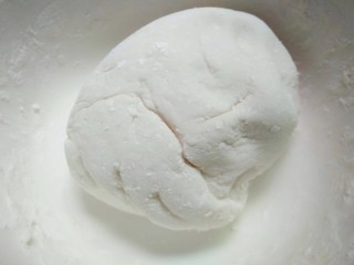 5、水果汤圆,再揉成面团（面糊有点烫，小心烫手）