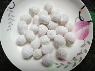 6、水果汤圆,再揉成小圆球