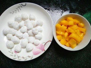 7、水果汤圆,芒果洗净去皮留肉切块