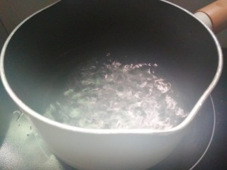 8、水果汤圆,奶锅再放适量的水煮开