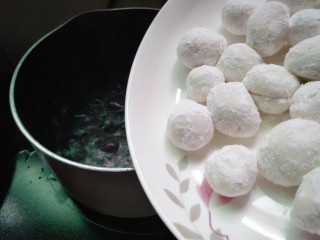 9、水果汤圆,水开后小汤面下锅