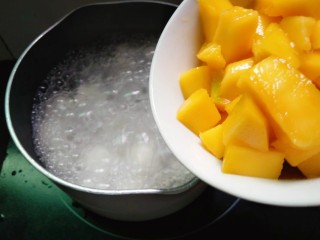 11、水果汤圆,待汤面全浮起时倒入芒果