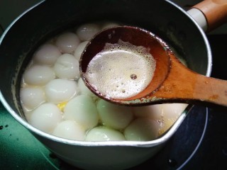 13、水果汤圆,撇掉多余的泡泡