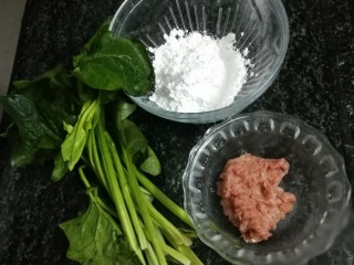 1、翡翠肠粉,准备食材料