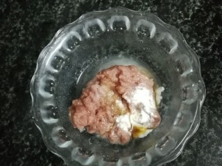 2、翡翠肠粉,肉沫内加盐，生抽，少许生抽抓匀腌渍一会儿