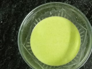 7、翡翠肠粉,粉与菠菜汁混合均匀