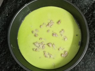 9、翡翠肠粉,勺入一勺菠汁肠粉浆，轻轻转动盘子使它铺满，放上少许肉沫，肉沬这步可以略去