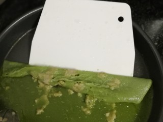 11、翡翠肠粉,戴防热手套，取出，用刮板把肠粉刮起来