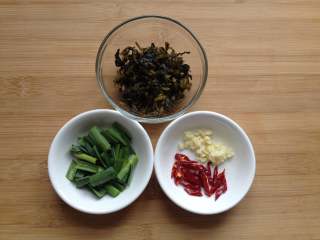 1、元宵节-雪菜炒汤圆,事先把雪菜(就是雪里蕻)切碎,蒜苗切小段、干辣椒剪成小条,大蒜剁碎